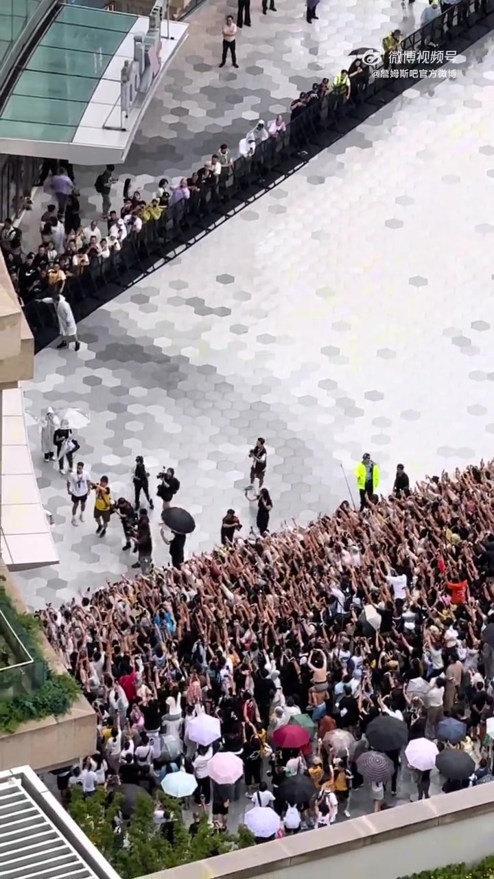 开云官网-詹姆斯中国行成都站完整原声录像：全场高呼LBJ 詹姆斯冒雨互动